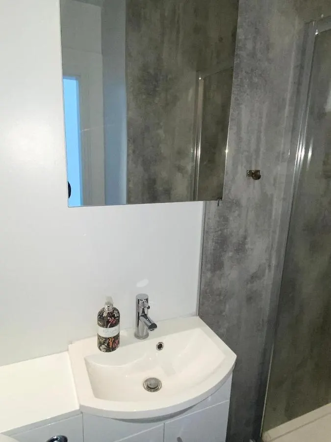 9 Modern Classic - Spacious One Bed Apartment - Great Location - Free Onsite Parking - Comfy Bed Brighton