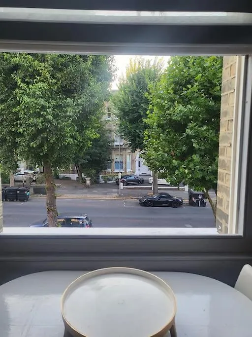 9 Modern Classic - Spacious One Bed Apartment - Great Location - Free Onsite Parking - Comfy Bed Brighton
