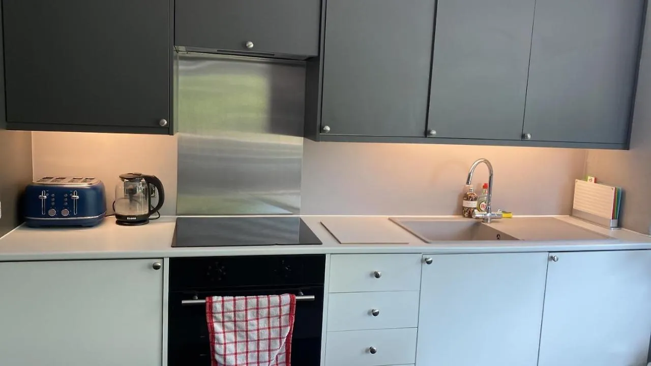 9 Modern Classic - Spacious One Bed Apartment - Great Location - Free Onsite Parking - Comfy Bed Brighton